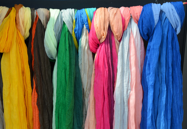 çok renkli başörtüsü fichu ipek eşarplar sattı - Fotoğraf, Görsel