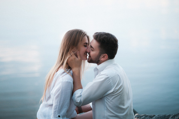 молода пара закохана в позу на природі
 - Фото, зображення