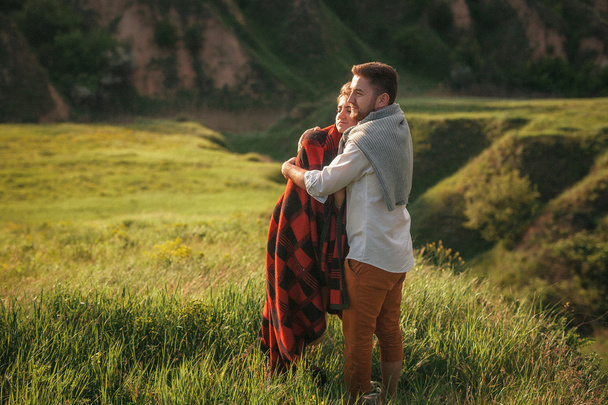 joven pareja enamorada posando sobre la naturaleza
 - Foto, Imagen