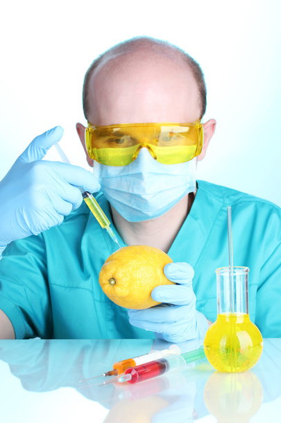 Scientist injecting GMO into the lemon - Foto, Imagem