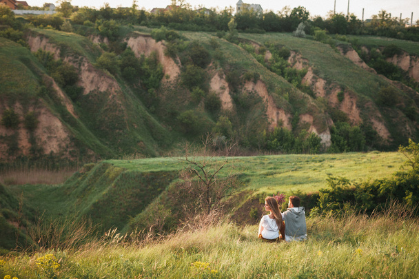 jeune couple amoureux posant sur la nature
 - Photo, image
