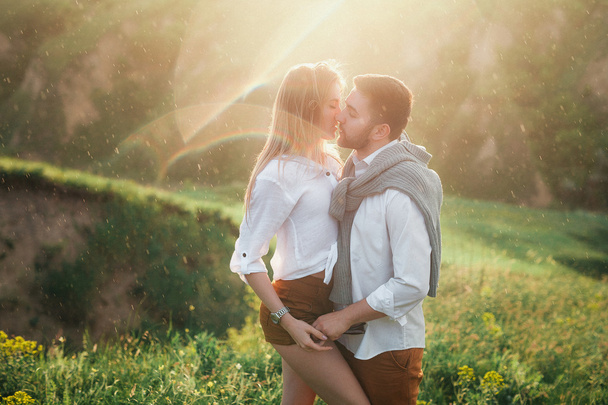 jovem casal apaixonado posando na natureza
 - Foto, Imagem