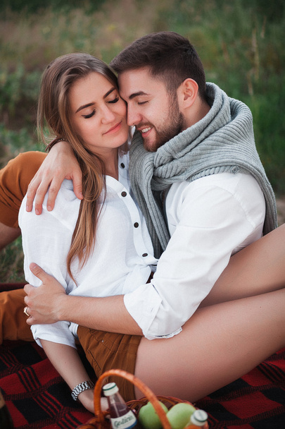 joven pareja enamorada posando sobre la naturaleza
 - Foto, imagen
