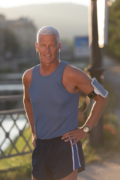 portrait de beau jogging senior homme
 - Photo, image