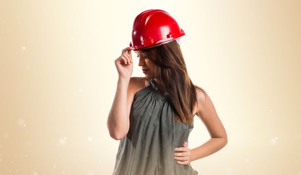 junge Arbeiterfrau mit rotem Hut - Foto, Bild