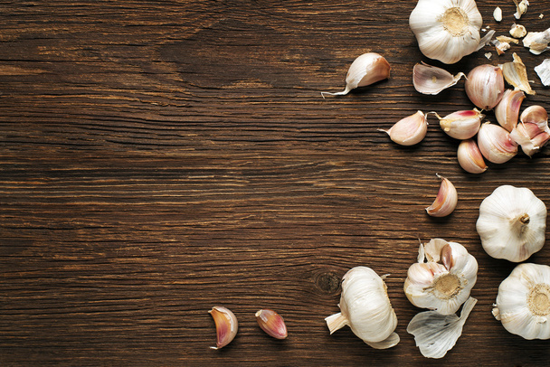 Garlic cloves on wood - Fotoğraf, Görsel