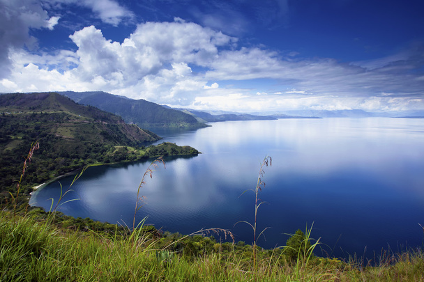 beau reflet et ciel bleu sur le lac Toba
 - Photo, image