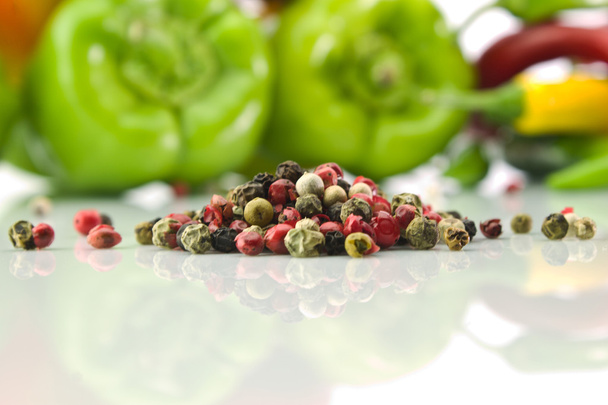Κόκκους πιπεριού σε φόντο πράσινο πιπέρι - Φωτογραφία, εικόνα