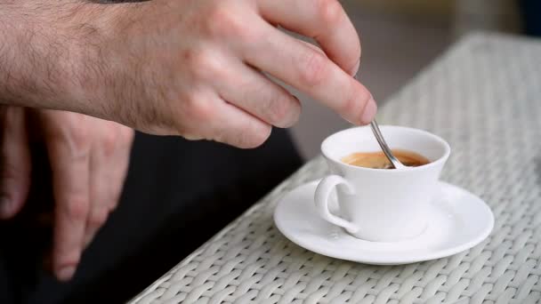 El hombre agita su café
 - Metraje, vídeo