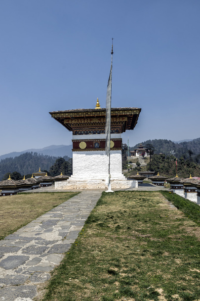 Paso Dochula, Punakha, Bután. Conocido como el Druk Wangyal con 108 acordes
 - Foto, imagen