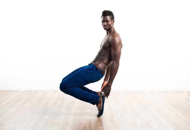 Красивый чёрный мужчина танцует - Фото, изображение