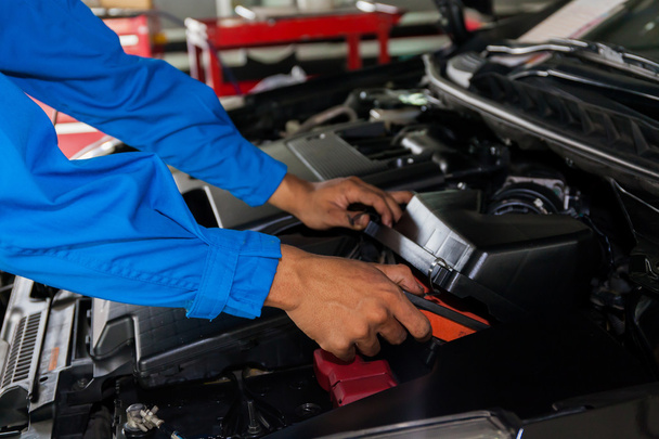 Mechanik sprawdzanie i naprawianie uszkodzony samochód w garaż usługi  - Zdjęcie, obraz
