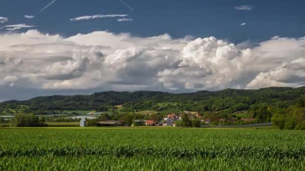Clouds tváření nad farmu, timelapse - Záběry, video