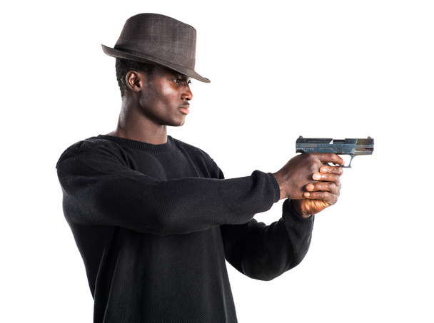 Hombre negro sosteniendo una pistola
 - Foto, imagen
