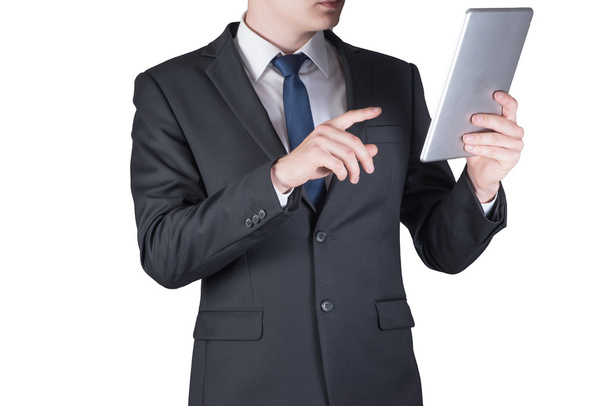 Empresário em pé ao usar o computador tablet, isolado no fundo branco
 - Foto, Imagem