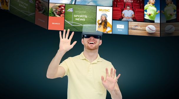 ευτυχισμένος άνθρωπος στο σετ κεφαλής εικονικής πραγματικότητας ή 3d γυαλιά - Φωτογραφία, εικόνα