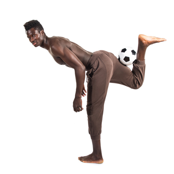 Чорний чоловік грає у футбол
 - Фото, зображення