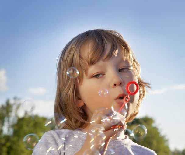 boy play in bubbles - Foto, afbeelding