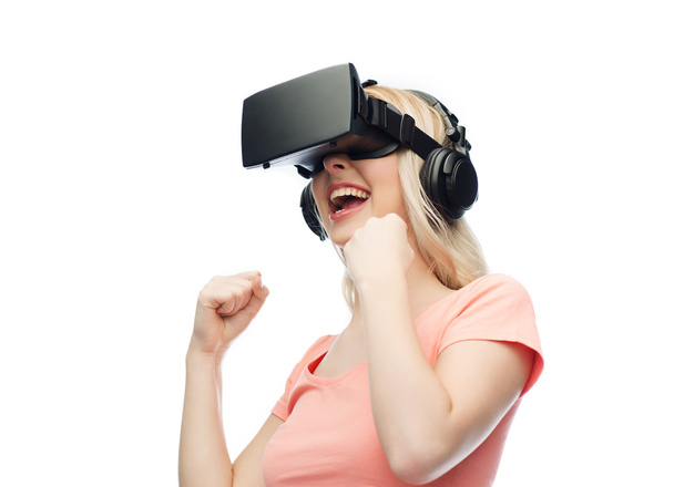 Γυναίκα σε ακουστικά εικονικής πραγματικότητας ή 3D γυαλιά - Φωτογραφία, εικόνα