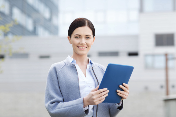 smiling business woman with tablet pc in city - Foto, Imagen