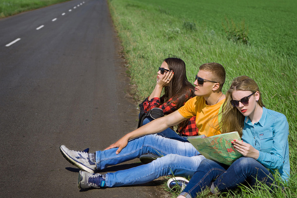 Молодые друзья-хипстеры путешествуют по дороге
 - Фото, изображение