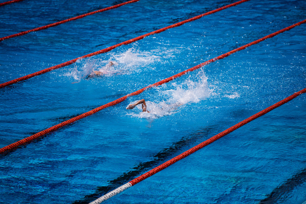 Πισίνα Ολυμπιακών διαστάσεων με κολυμβητής ανίχνευσης αγώνα - Φωτογραφία, εικόνα