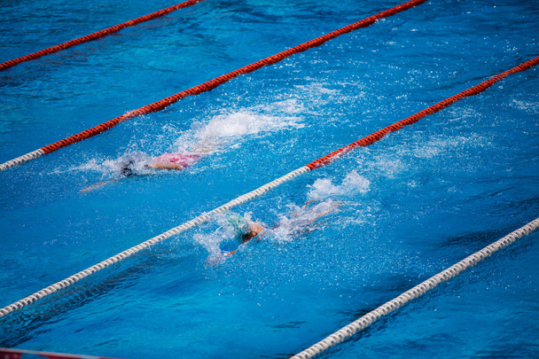 Πισίνα Ολυμπιακών διαστάσεων με κολυμβητής ανίχνευσης αγώνα - Φωτογραφία, εικόνα
