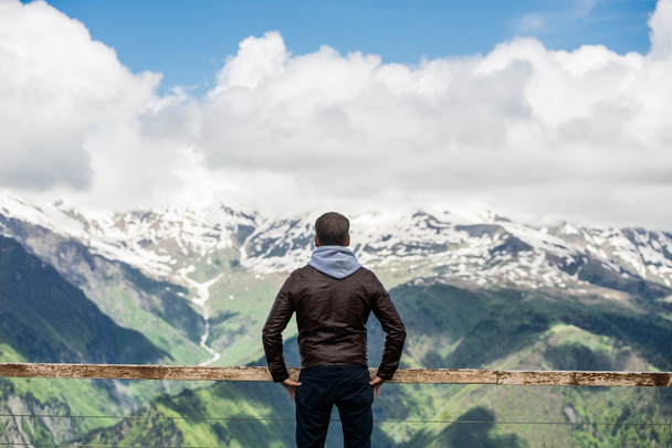 Man enjoying mountain view. Freedom , wanderlust concept. - Fotografie, Obrázek