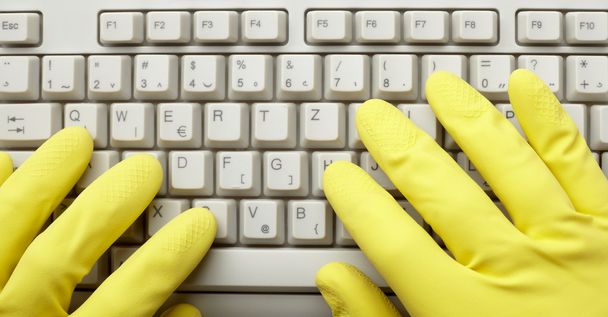 klavye bilgisayar dijital teknoloji eldiven hırsız tıp eller. - Fotoğraf, Görsel