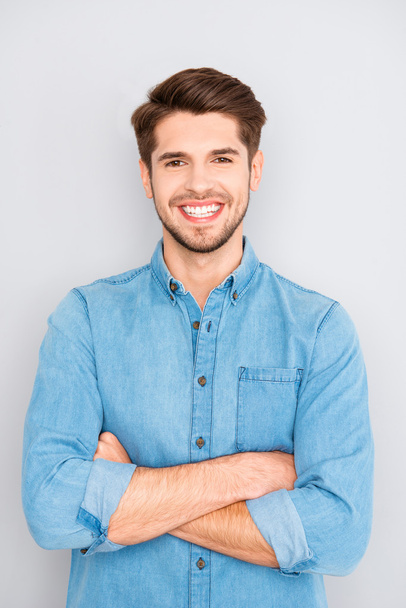 Portrét zubatý hezký vousatého muže, překřížené ruce - Fotografie, Obrázek