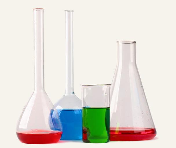 Kemialliset lasiesineet, joiden värikkäät nesteet on eristetty valkoisella selkäkilolla
 - Valokuva, kuva