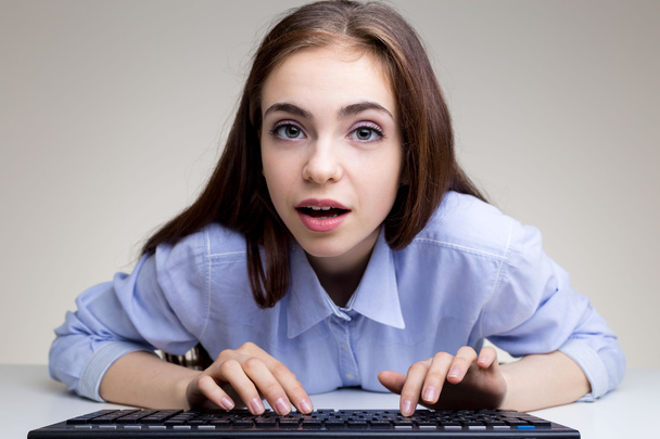 Young woman using keyboard - Фото, изображение