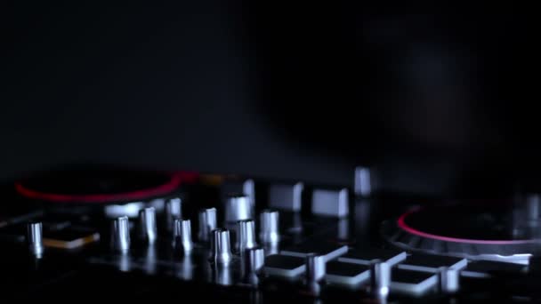 DJ mikseri klubilla valonsäteet taustalla tanssia DJ silmukka video
 - Materiaali, video
