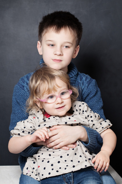 Δύο παιδιά σε μαυροπίνακα φόντο - Φωτογραφία, εικόνα