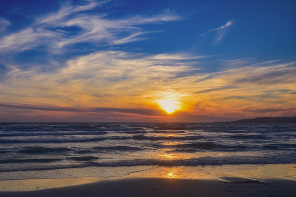 Sonnenuntergang über dem Meer am Strand  - Foto, Bild