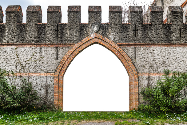 Tor einer alten mittelalterlichen Burg weiß isoliert. - Foto, Bild