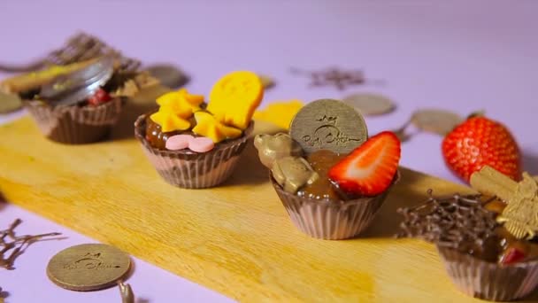 La decoración de tartaletas de chocolate
 - Imágenes, Vídeo