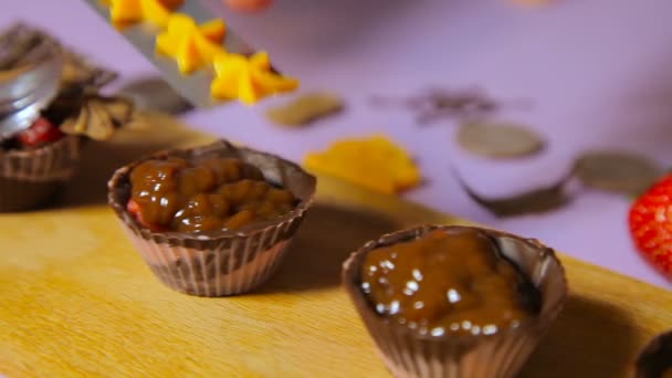 De versiering van chocolade tartlets - Video