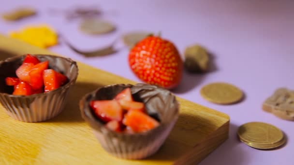 Η διακόσμηση της σοκολάτας Ταρτάκια - Πλάνα, βίντεο