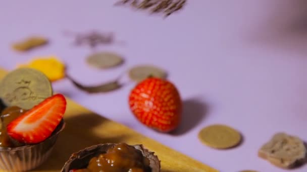 die Dekoration von Schokoladentörtchen - Filmmaterial, Video