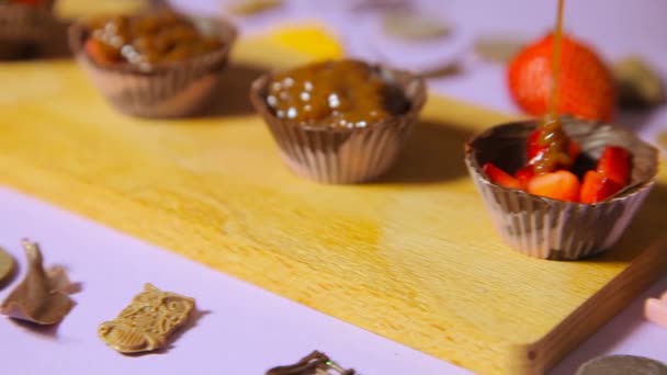 La decoración de tartaletas de chocolate
 - Imágenes, Vídeo
