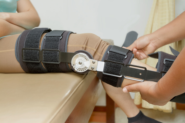 整形外科下肢装具、ルの膝ブレース サポートの膝の上に固定しています。 - 写真・画像