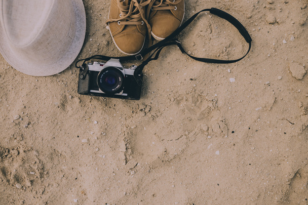 Kamera és a homok cipő - Fotó, kép