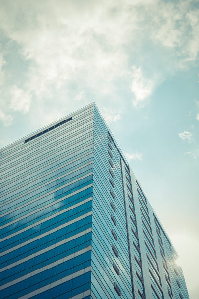 Edifício de vidro com céu azul
 - Foto, Imagem