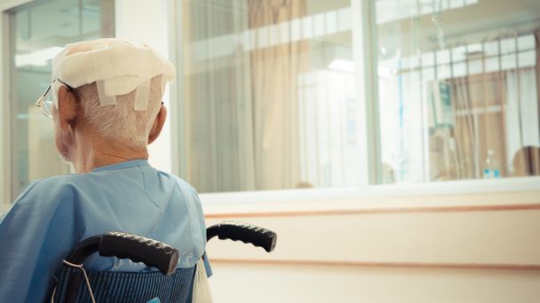 Patienten mit Kopfverletzungen im Rollstuhl - Foto, Bild