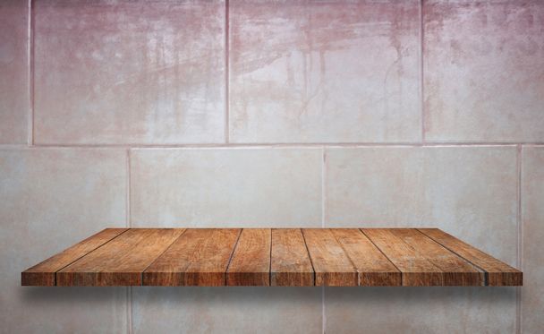 Верхняя часть деревянной полки на фоне стены керамической плитки
 - Фото, изображение