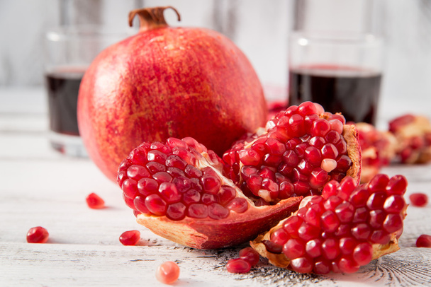 pomegranate juice with fresh fruits - Zdjęcie, obraz