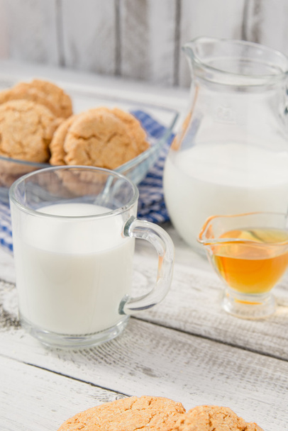 milk and cookies - Valokuva, kuva