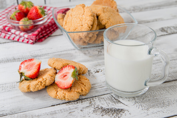 milk, strawberry and cookies - Foto, immagini
