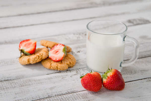 milk, strawberry and cookies - Foto, Bild